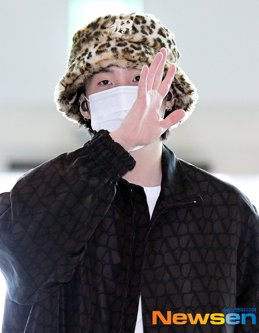 kiss_seven7's tweet photo. — #SUGA en el Aeropuerto Internacional de Incheon rumbo hacia los Estados Unidos para comenzar su gira mundial #D_DAY_TOUR.

HAVE A SAFE FLIGHT YOONGI ✈️🐱 [↓] https://t.co/YPDxKNSJrR