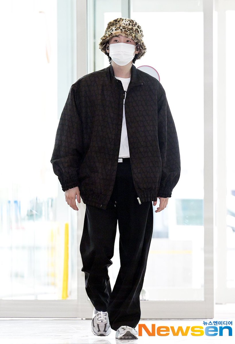 kiss_seven7's tweet photo. — #SUGA en el Aeropuerto Internacional de Incheon rumbo hacia los Estados Unidos para comenzar su gira mundial #D_DAY_TOUR.

HAVE A SAFE FLIGHT YOONGI (2) https://t.co/d6znmeZoch