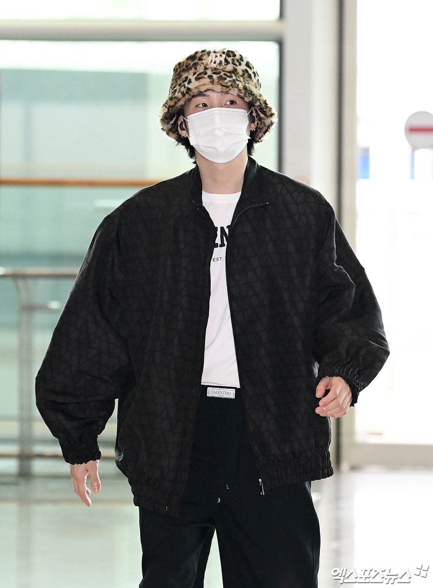 kiss_seven7's tweet photo. — #SUGA en el Aeropuerto Internacional de Incheon rumbo hacia los Estados Unidos para comenzar su gira mundial #D_DAY_TOUR.

HAVE A SAFE FLIGHT YOONGI (2) https://t.co/d6znmeZoch