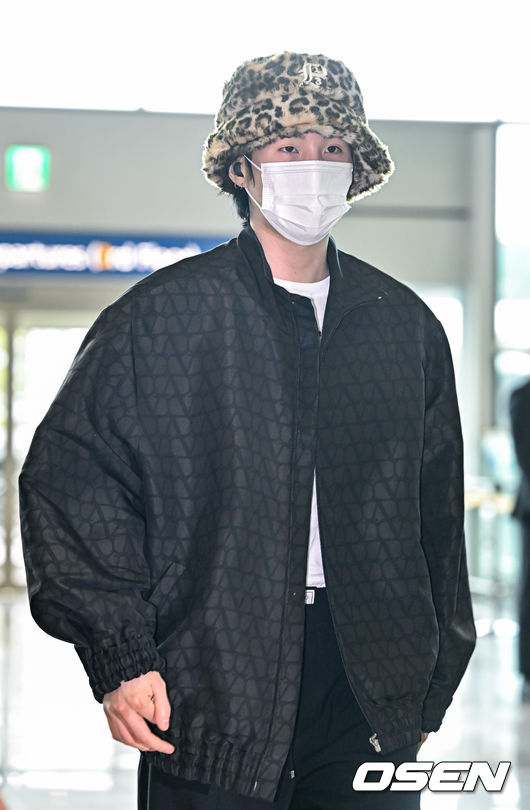 kiss_seven7's tweet photo. — #SUGA en el Aeropuerto Internacional de Incheon rumbo hacia los Estados Unidos para comenzar su gira mundial #D_DAY_TOUR.

HAVE A SAFE FLIGHT YOONGI (3) https://t.co/dPEiiRxieI