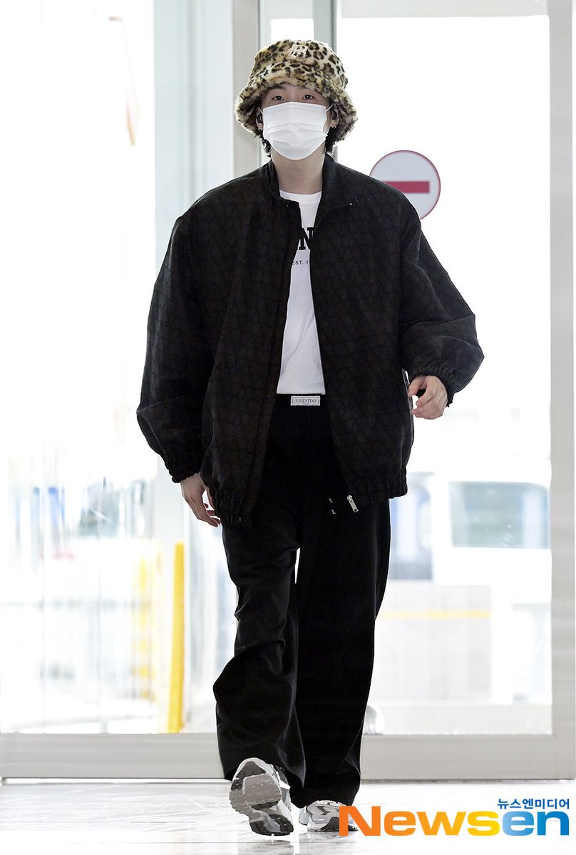 kiss_seven7's tweet photo. — #SUGA en el Aeropuerto Internacional de Incheon rumbo hacia los Estados Unidos para comenzar su gira mundial #D_DAY_TOUR.

HAVE A SAFE FLIGHT YOONGI (3) https://t.co/dPEiiRxieI