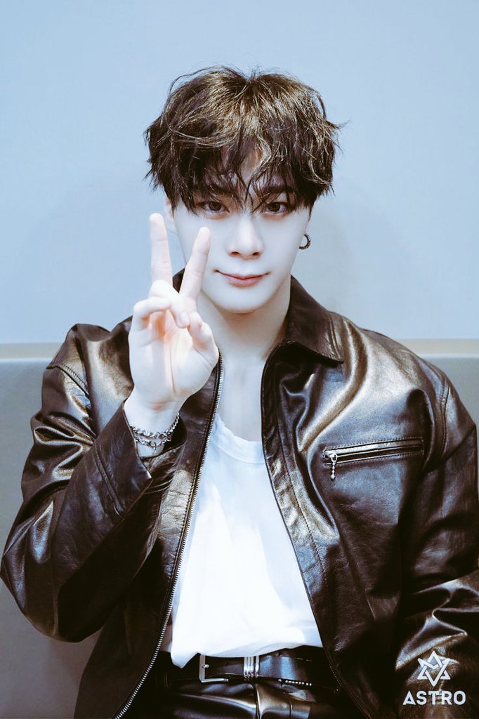 lizbl1897's tweet photo. Esto solo es un hasta pronto, bebé el dolor me destruye pero se que ahora estas en un lugar donde el dolor y la tristeza no te podrán alcanzar, descansa en paz mi hermoso Binnie 💜💜

#MOONBIN 
#MoonBinWeLoveYou 
#AROHA 
#ASTRO 
#MOONBINfuneral https://t.co/ha1YosRgMn