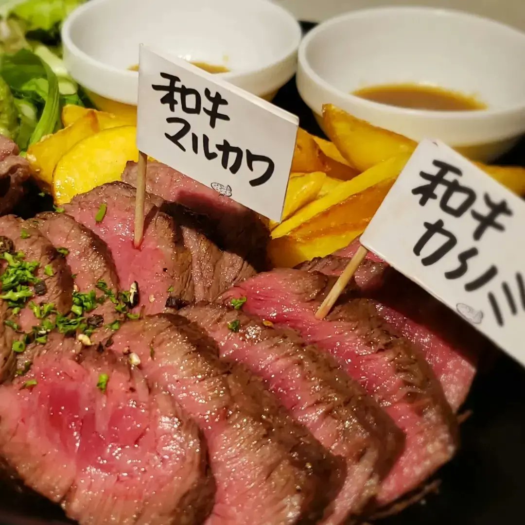 ilcadoccio's tweet photo. 飲んで食べて週末をエンジョイ♫
久しぶりの入荷の #超希少部位 
 和牛カイノミ 
ナカバラの一部でヒレ肉の近くにあるお肉です。切り出した形が「貝の身」に似ているので『#カイノミ』と呼ばれています。赤身と旨味のバランスが良く、ナカバラの中で希少で最高級なお肉😋♪ 早 い 者 勝 ち で す 〜〜 https://t.co/hy5wYUXzSS