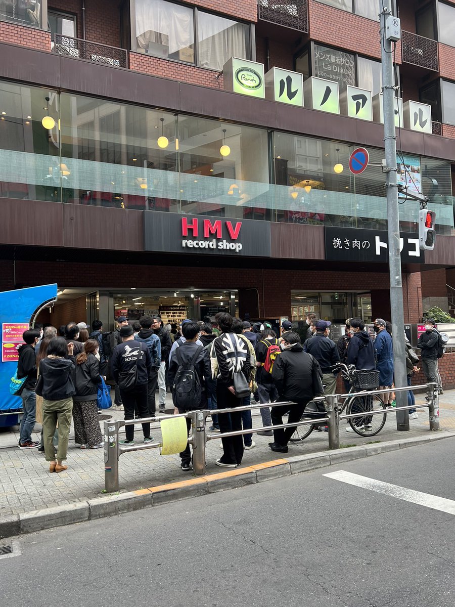 【HMV record shop 渋谷様】
ついについに始まりました #RecordStoreDay 🔥

開店前から100人ほどのお客さんが整列されております！
みなさまのお目当てのレコードが気になりますね👀
皆さまの１日がレコード愛に溢れた最高の日になりますように❗
#RSD2023 #レコードストアデイ