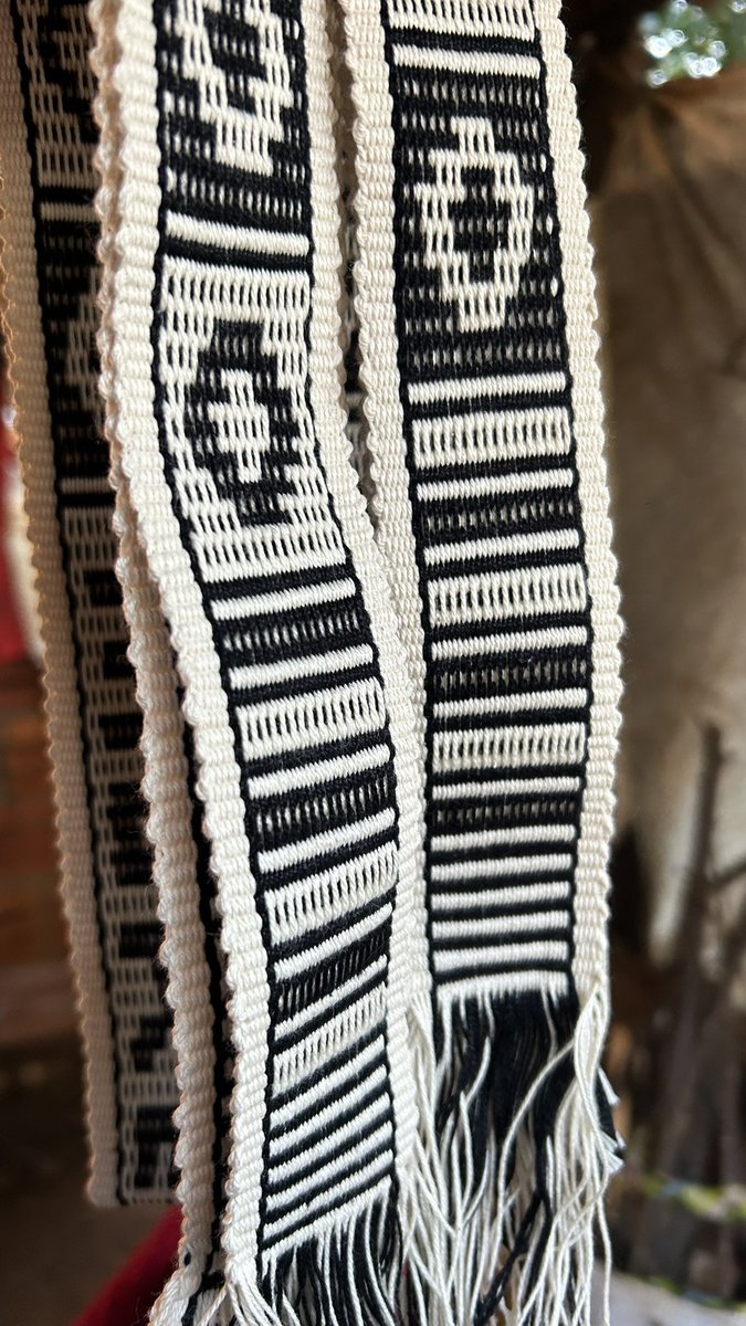 Se vienen demasiadas novedades geniales en Tau! 
Una de ellas es que estaremos trabajando con artesanas indígenas que hacen estos tejidos divinos ! 
En breve les chiflo de que se trata ✨🫶🏻