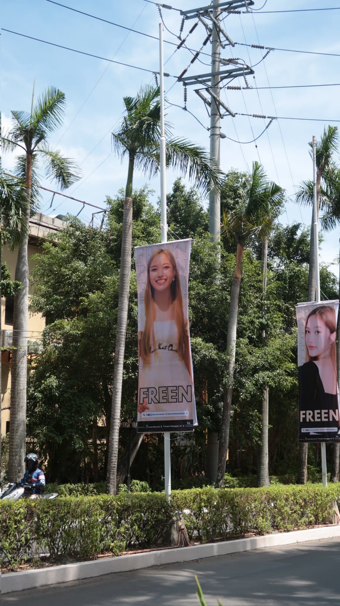 green_ytm's tweet photo. First time visit waterfront although I live in Cebu HAHA
(Btw THANK YOU for the Freebie Ka~, I only got one CUTE HAHA)
Thank You so much also for making a banners to girls🥺😊 they work so hard🤗
#FreenBeckyFanBoomCEBU 
#freenbecky https://t.co/LrIs7kZphG