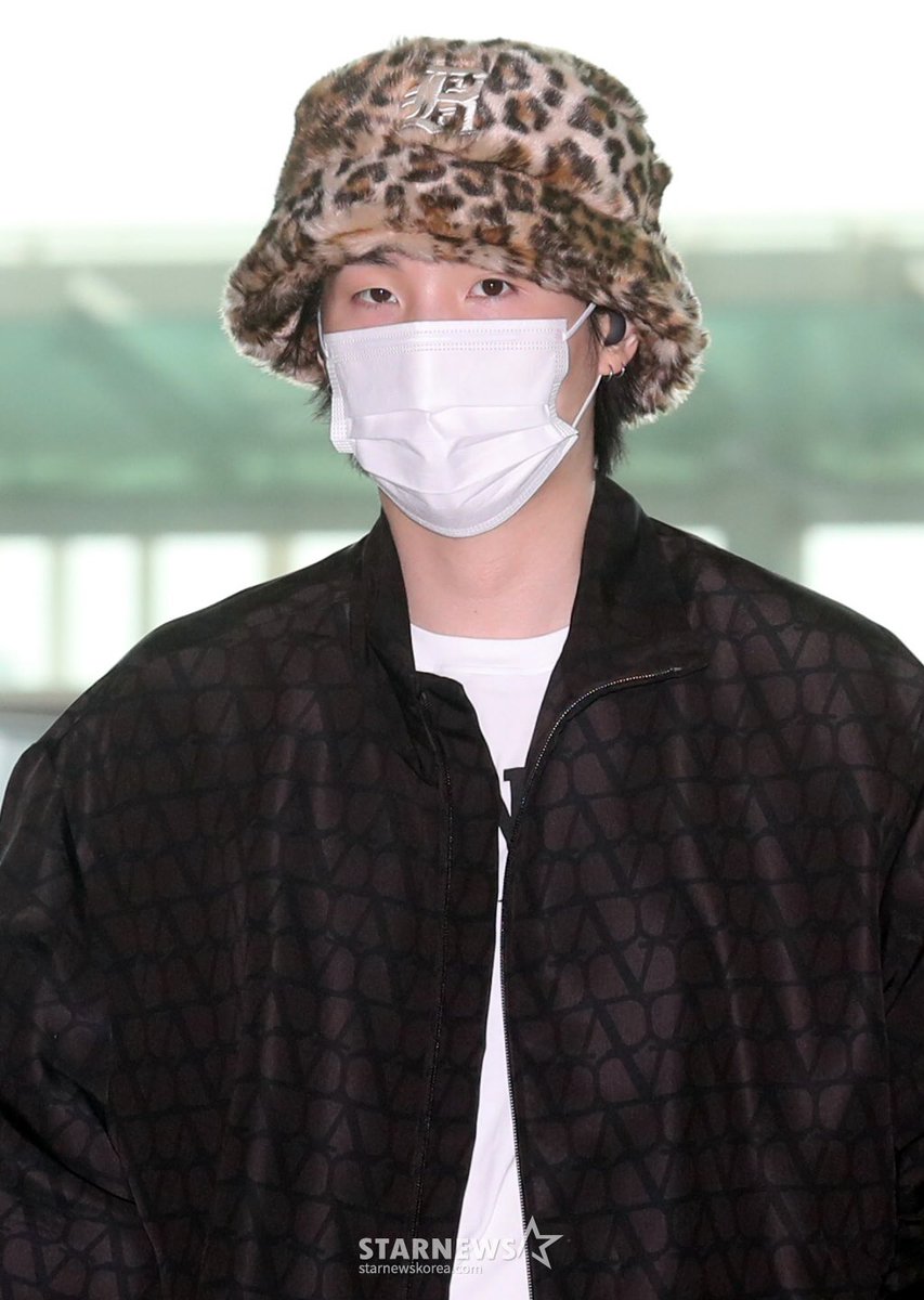 kiss_seven7's tweet photo. — #SUGA en el Aeropuerto Internacional de Incheon rumbo hacia los Estados Unidos para comenzar su gira mundial #D_DAY_TOUR.

HAVE A SAFE FLIGHT YOONGI ✈️🐱 [↓] https://t.co/YPDxKNSJrR