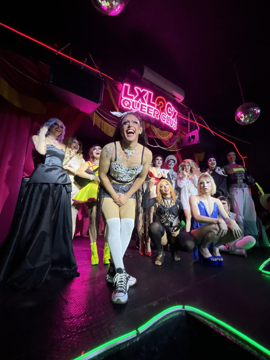 johnnycarmona's tweet photo. Anoche estuve en el inicio de #LCDDLCDMX de @ParisBangBang y estuvo Incre el derroche de talento y fantasía!
Viva el Drag de #CDMX https://t.co/KwLklnZab4