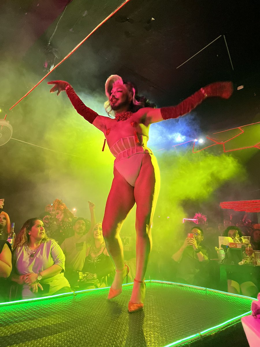 johnnycarmona's tweet photo. Anoche estuve en el inicio de #LCDDLCDMX de @ParisBangBang y estuvo Incre el derroche de talento y fantasía!
Viva el Drag de #CDMX https://t.co/KwLklnZab4