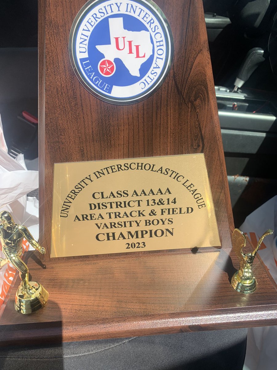 McrosbyMelvin's tweet photo. This is not just a trophy. It’s an expectation. It’s hours of sacrifice, injuries, grit, team work, love. At #Northside it’s what we are about! FAMILY! Every sport supporting each other ALL the time! Who wouldn’t want to be a DAWG? Congratulations to the coaches and young men! https://t.co/UTXGoArWhY