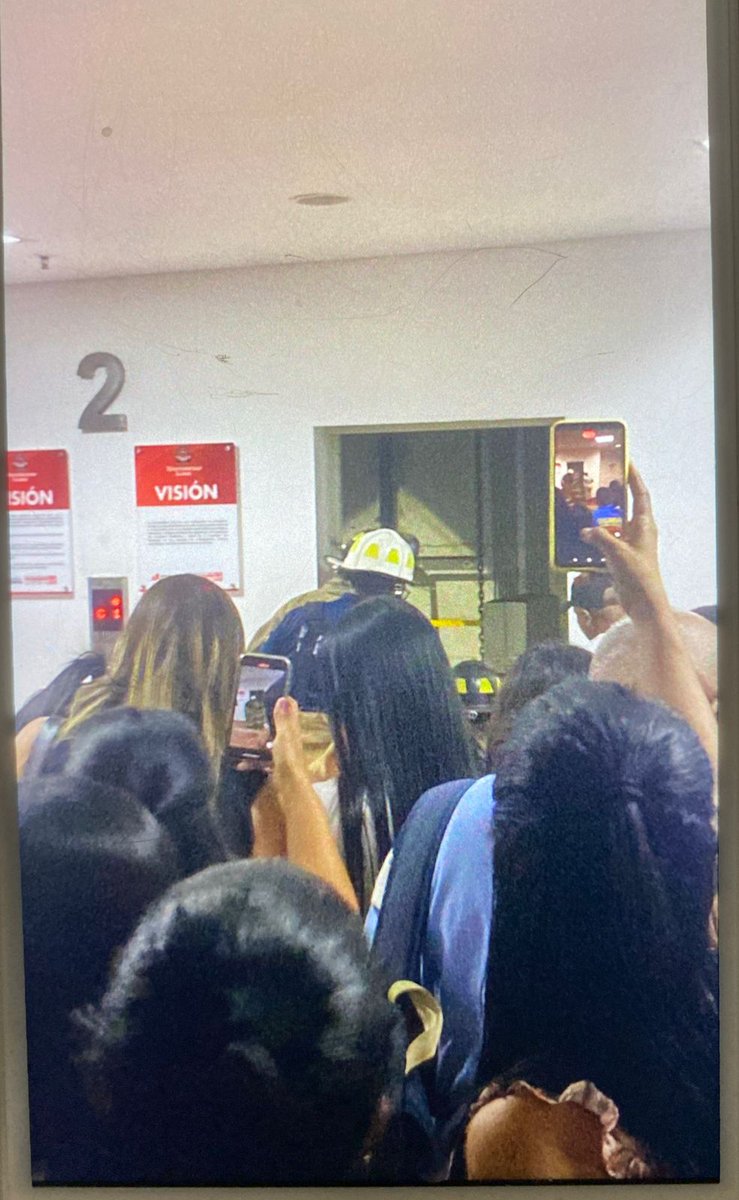 ShairaBermudez2's tweet photo. 12 estudiantes de la Unilibre sede Barranquilla han quedado atrapados en el ascensor. Exijimos garantías. Esto ya se veía venir. @AtlanticoEmi @WRadioColombia @Unilibre_BQ https://t.co/HkgT4MCkg3