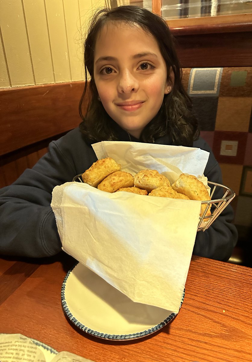 StephV617's tweet photo. Hey @fluffyguy…we saved you some biscuits!! #cheddarbiscuits #redlobster https://t.co/SdnRGGqlnw