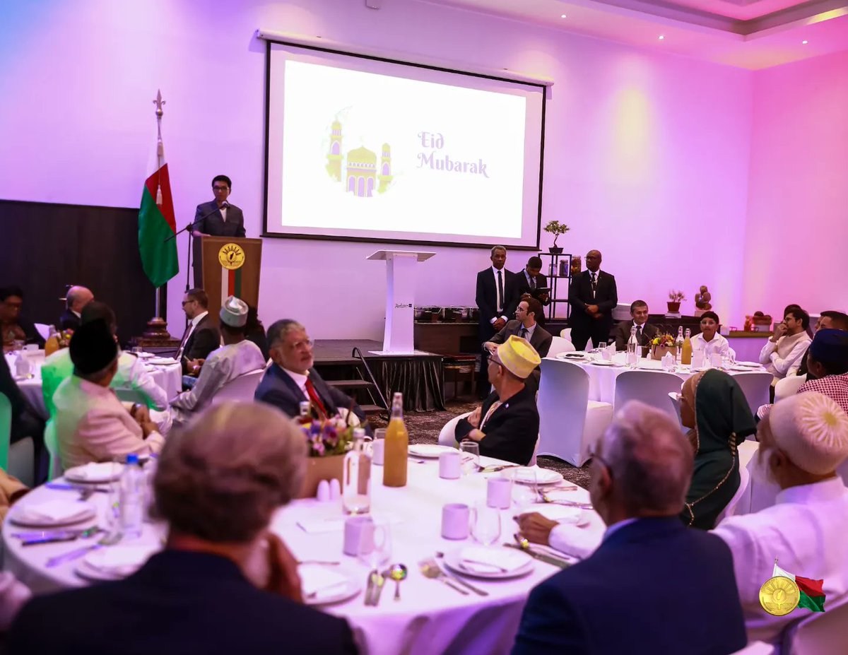 SE_Rajoelina's tweet photo. C'est dans la joie que je souhaite à tous les musulmans de Madagascar et partout dans le monde, une très bonne fête d'Aïd al-Fitr, la rupture du jeûne célébrée avec tous les proches familles et amis : Aïd Moubarak! #EidMubarak #EidMubarak2023 #AidElFitr2023 https://t.co/xKb4nWvscV