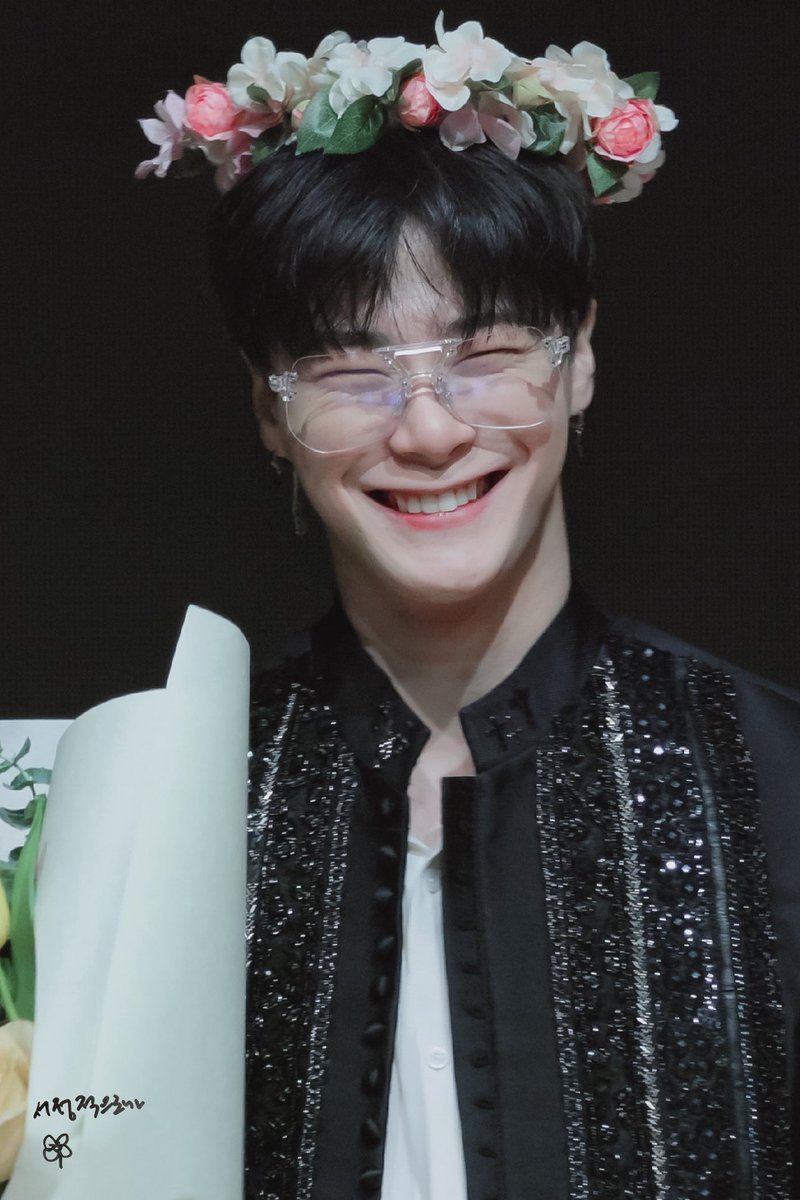 SaidLyrically's tweet image. 계정 이름도 빈이가 지어주고
이름만 쓰다가 허전한지 그림도 하나 그려주고
왼쪽 정렬된 것 같아서 내맘대로 수정해서 클로버만 가운데로 옮겼지
자주 못 보러 다녀서 많이 못써준게 미안해. 사진도 많이 올릴걸. 
원래 느긋했으니까 조금 천천히 널 보낼게 빈아
#문빈_가수해줘서_고마워