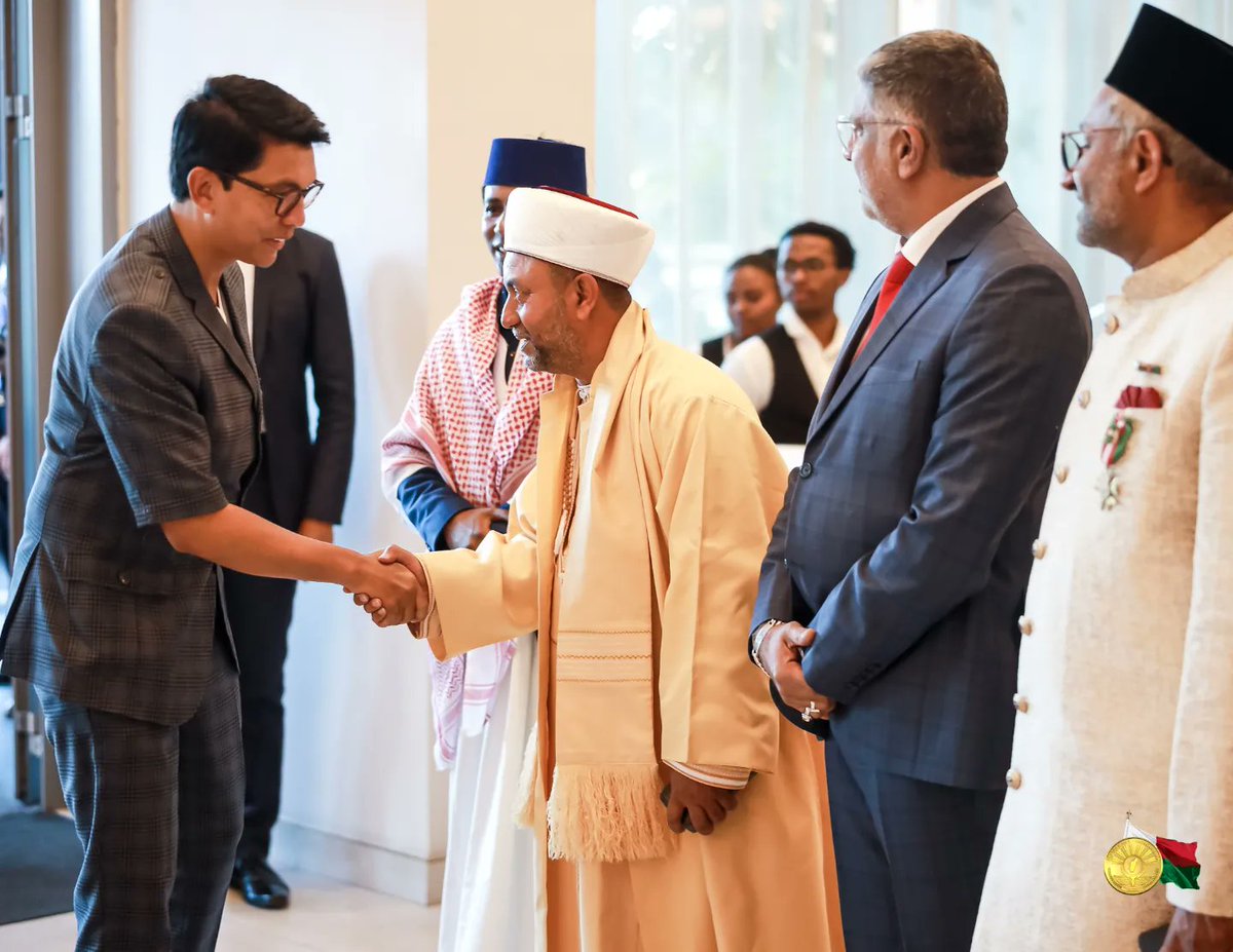 SE_Rajoelina's tweet photo. C'est dans la joie que je souhaite à tous les musulmans de Madagascar et partout dans le monde, une très bonne fête d'Aïd al-Fitr, la rupture du jeûne célébrée avec tous les proches familles et amis : Aïd Moubarak! #EidMubarak #EidMubarak2023 #AidElFitr2023 https://t.co/xKb4nWvscV