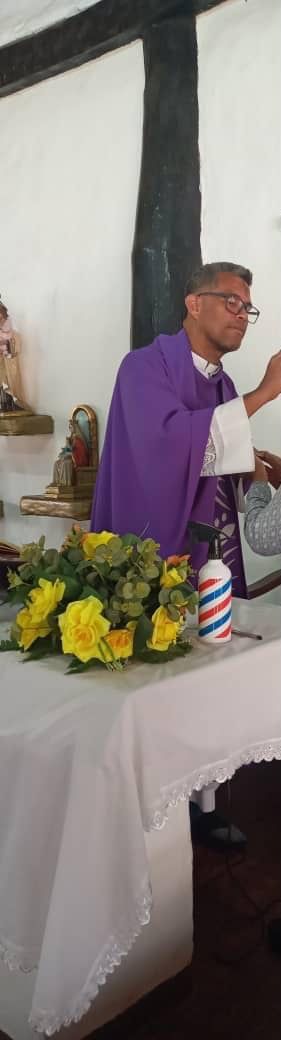 ⚠️#DENUNCIA | El sujeto de las imágenes, identificado como Héctor Márquez, que viste alba y casulla NO ES SACERDOTE NI DIÁCONO y está realizando bautizos y bodas en el Club Campestre Los Cortijos, municipio Sucre, así como en otras casas de fiesta.
<a href="/bepocar/">Cardenal, Baltazar Enrique Porras Cardozo</a> <a href="/honeggermolina/">HONEGGER MOLINA Sacerdote y Periodista</a>