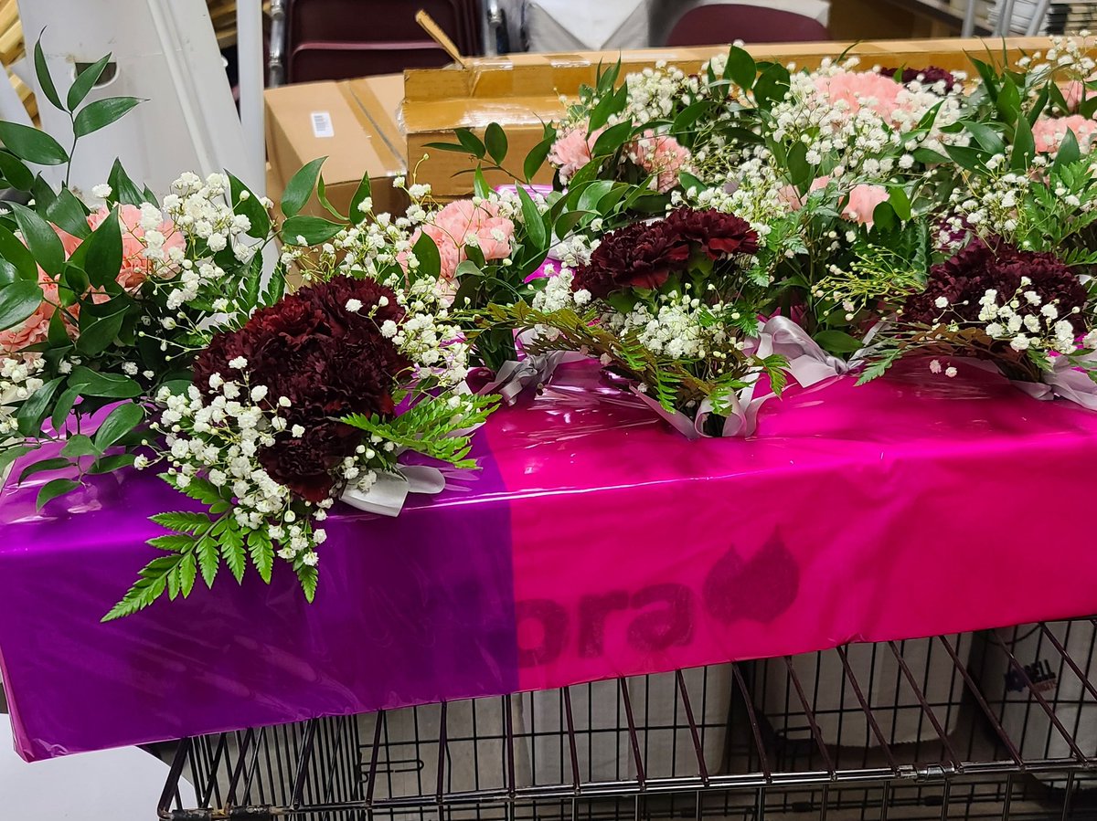 LonghornStems's tweet photo. Small Bouquets 💐  for Seniors tonight! #WeAreGR #FlowerPower @GRFFASchroeder https://t.co/AvPFK3NPNQ