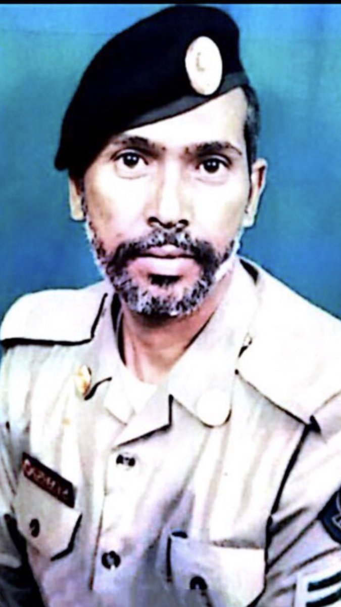 العيد فرحه لاكن القلب مكسور من بعد موت ابوي فرحه العيد راحت يالغالي اللي بين الأضلاع مقبور ذكراك خلت دمع العين يطيح  عسى عيدك يابوي بالجنه اجمل. .. 💔