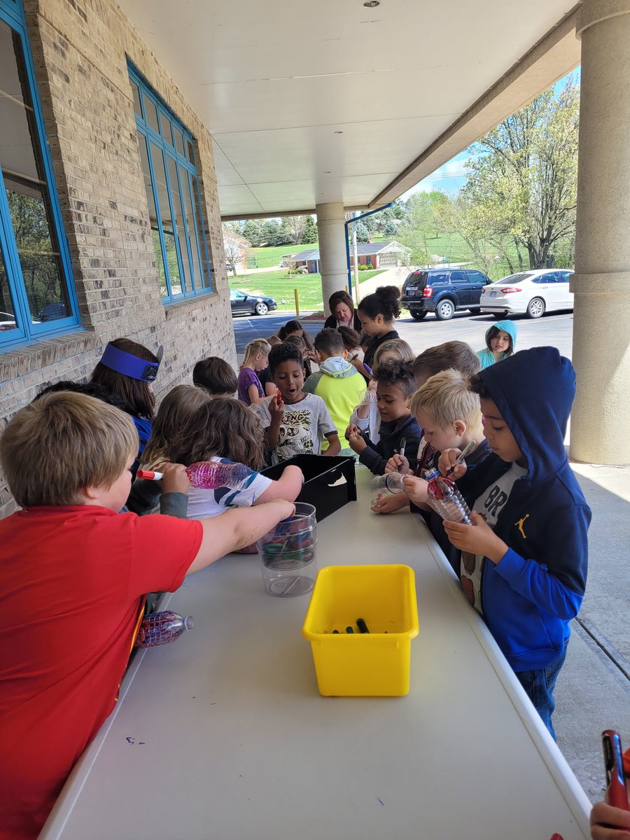 AlyssaFelts93's tweet photo. Today First graders celebrated Earth day by doing rotations inspired by the 3Rs: recycle, reuse, reduce. One rotation was making sun catchers out of recycled water bottles. @doc_nuge @nhoneywell409  @AtchisonPublic @AESPhoenix #weare409 https://t.co/jtFSz8bSdJ