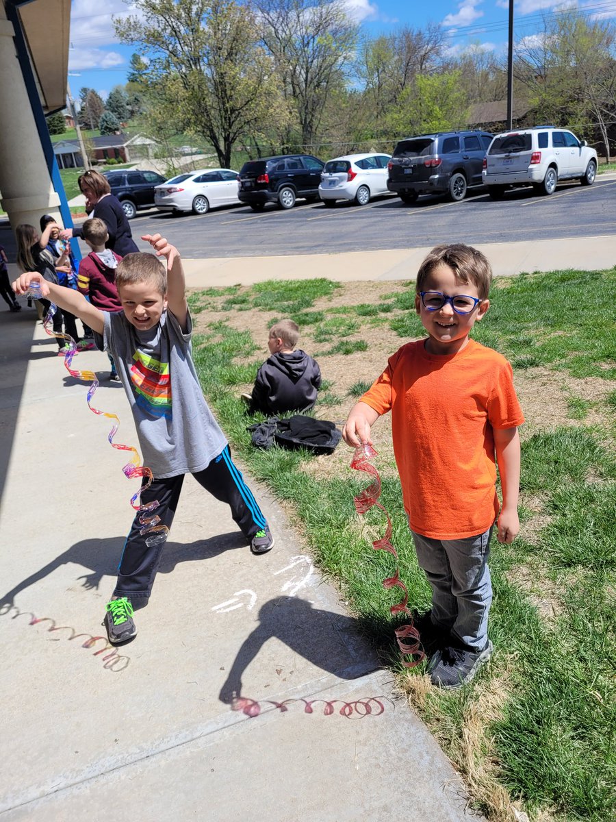 AlyssaFelts93's tweet photo. Today First graders celebrated Earth day by doing rotations inspired by the 3Rs: recycle, reuse, reduce. One rotation was making sun catchers out of recycled water bottles. @doc_nuge @nhoneywell409  @AtchisonPublic @AESPhoenix #weare409 https://t.co/jtFSz8bSdJ