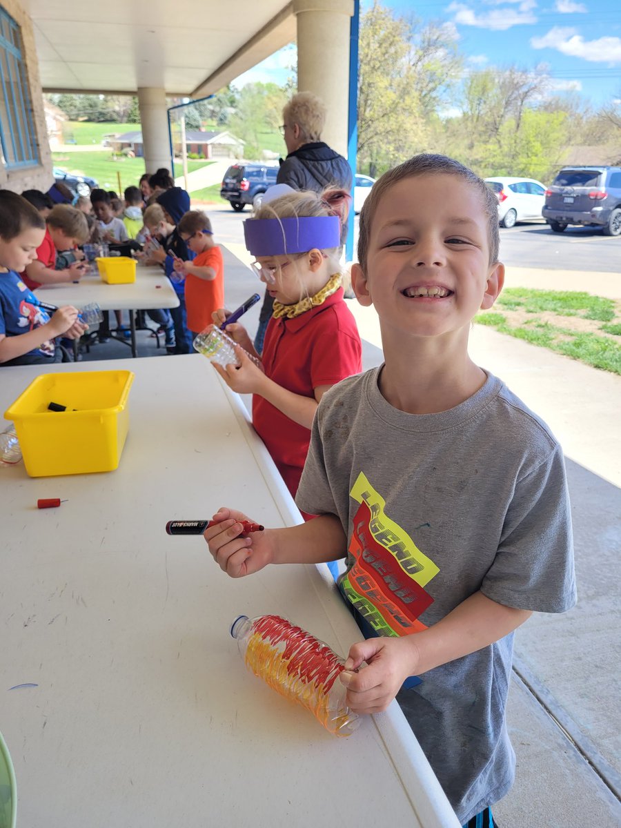 AlyssaFelts93's tweet photo. Today First graders celebrated Earth day by doing rotations inspired by the 3Rs: recycle, reuse, reduce. One rotation was making sun catchers out of recycled water bottles. @doc_nuge @nhoneywell409  @AtchisonPublic @AESPhoenix #weare409 https://t.co/jtFSz8bSdJ