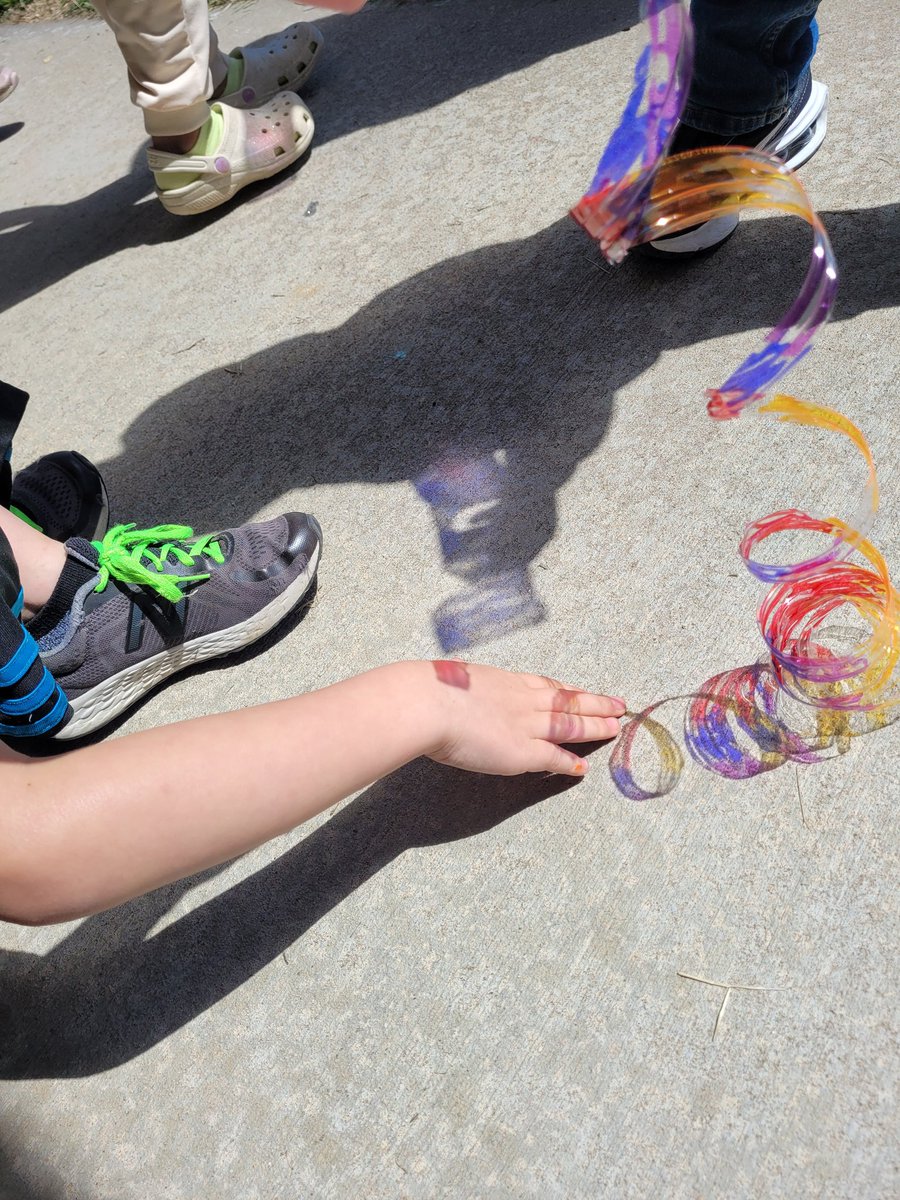 AlyssaFelts93's tweet photo. Today First graders celebrated Earth day by doing rotations inspired by the 3Rs: recycle, reuse, reduce. One rotation was making sun catchers out of recycled water bottles. @doc_nuge @nhoneywell409  @AtchisonPublic @AESPhoenix #weare409 https://t.co/jtFSz8bSdJ