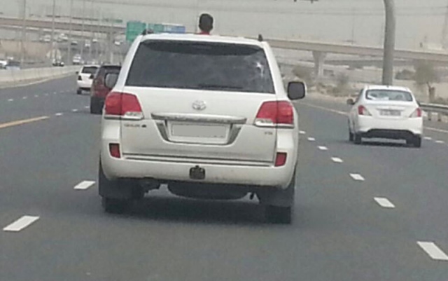 Eyaaaad's tweet photo. أكثر شيء يضايقني هذه الظاهرة، أمس بالخبر ومع فرحة العيد شفت طفل كان بيطيح من السيارة على طريق حيوي ويتحول عيد أهله لمأتم لكن ربي سلّم.

الموضوع خطير، اسألوا اللي تعرفون بالمرور والمستشفيات يعلمونكم قصص ومآسي. https://t.co/re8YVXxY7u