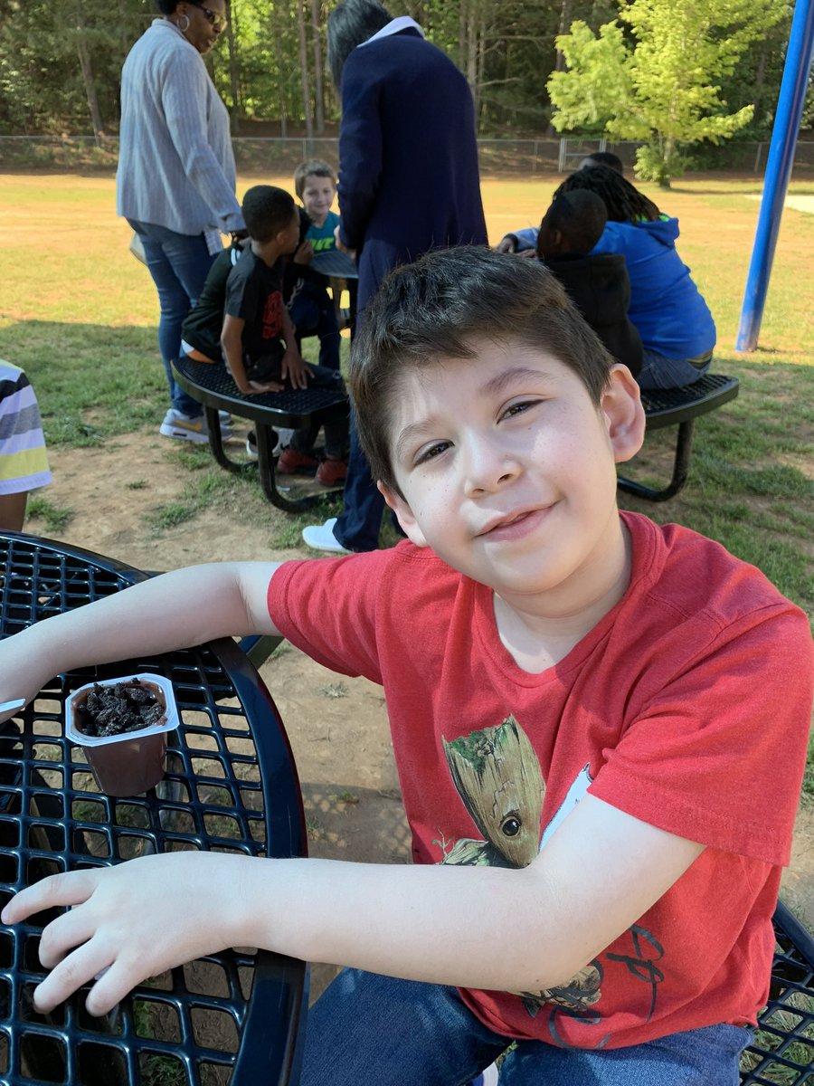 To celebrate Earth Day 🌍 Ms. Quesada’s students did a scavenger hunt outside &amp; made edible “dirt cups” for a special snack! They also watched a read along “How To Help The Earth” by the Lorax &amp; did a recycling ♻️ activity.