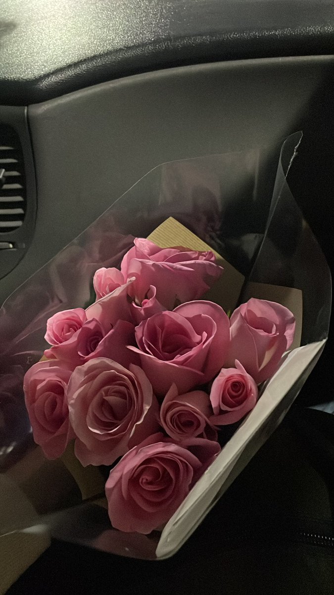 Sebasti35406234's tweet photo. Me encanta llevarte rosas 🥺 https://t.co/WltQ4Xeds5