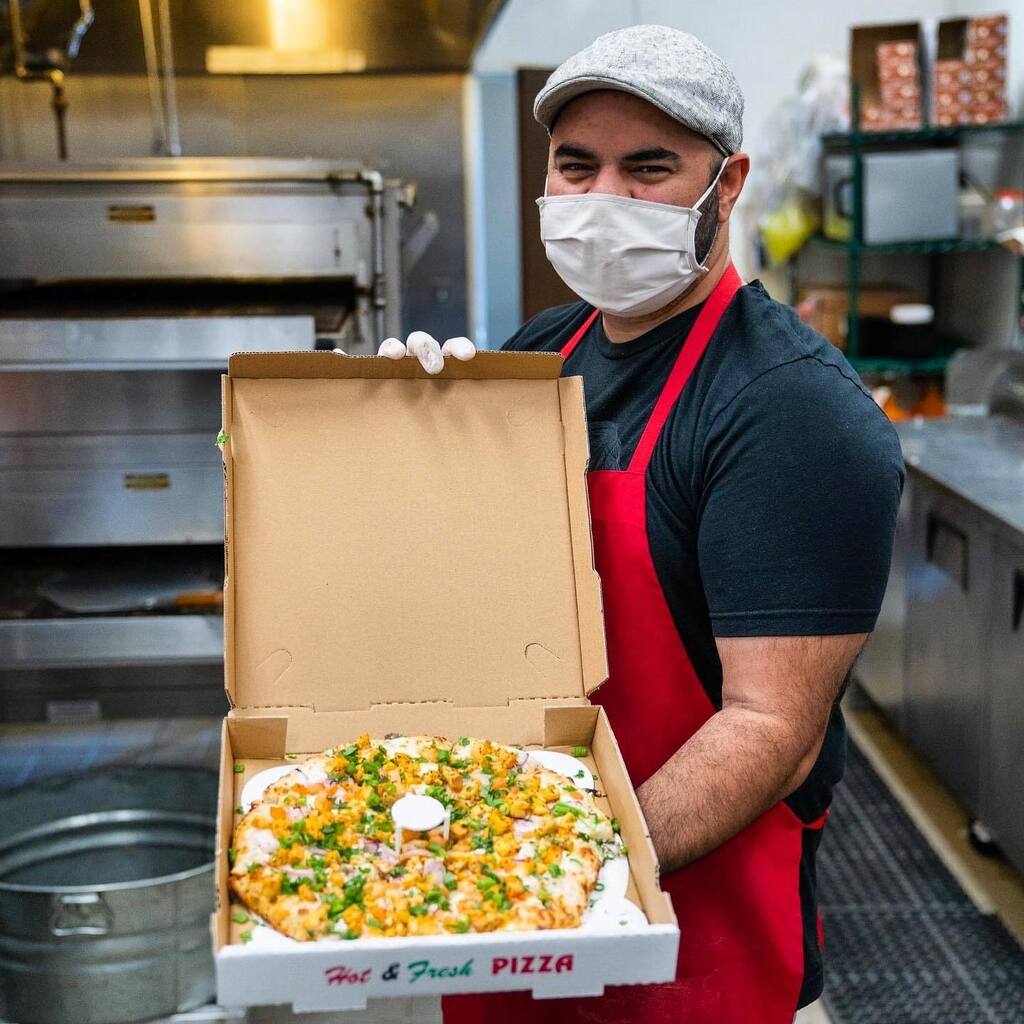 currypizzahouse's tweet photo. Start your week off with a fresh and hot #za! 🍕 Our pizza chefs make each pie to order and are proud to present classic and unique flavors. Stop by and say 👋! #CurryPizzaHouse #IndianCuisine #PizzaPizzaPizza #DailyPizza https://t.co/rPAdu8GuRy