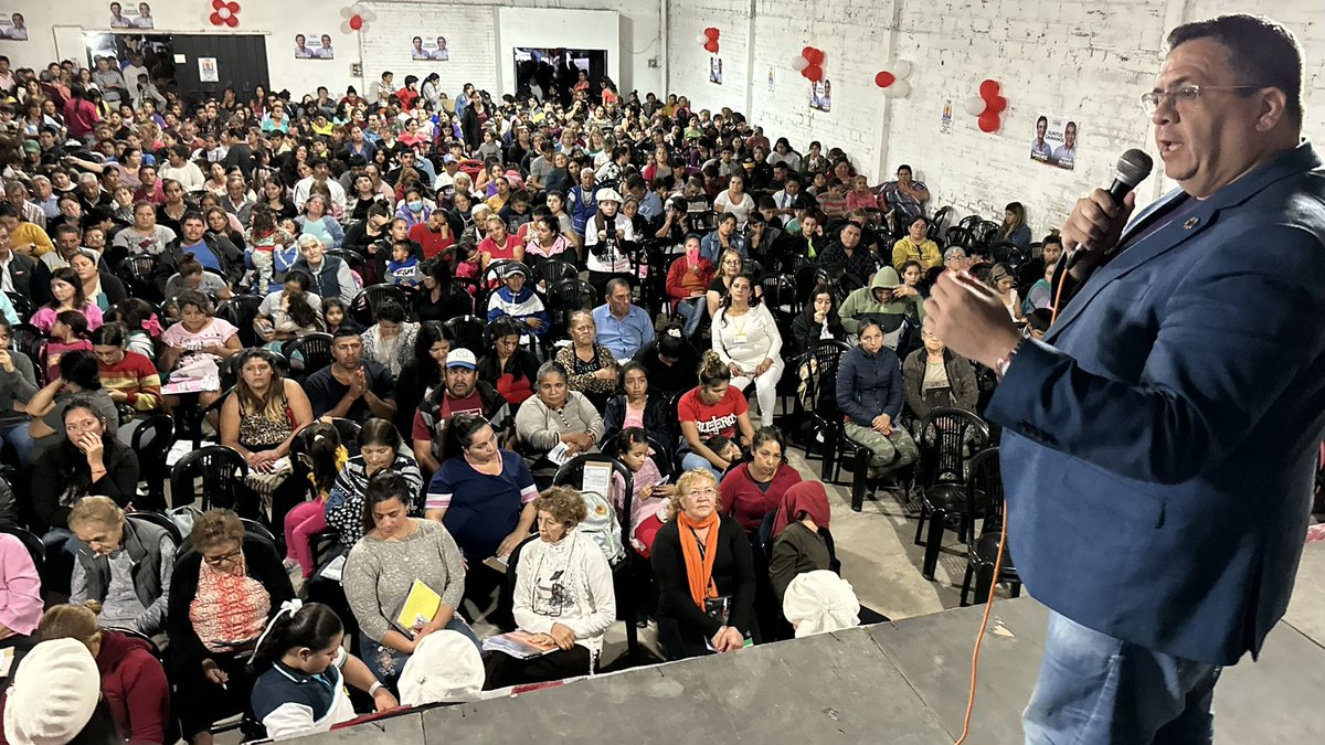 ArielGarciaUCR's tweet photo. 📍 Desde #Concepción, junto a #CacanoMolinuevo, #MaríaElenaRivas, #MirtaMamani y todos los vecinos que desbordaron el Centro Vecinal Belgrano, vamos a construir la nueva mayoría que #Tucumán necesita para recuperar la esperanza y el progreso de la gente.

#RobertoSanchezGobernador
#JuntosSomosMejores
