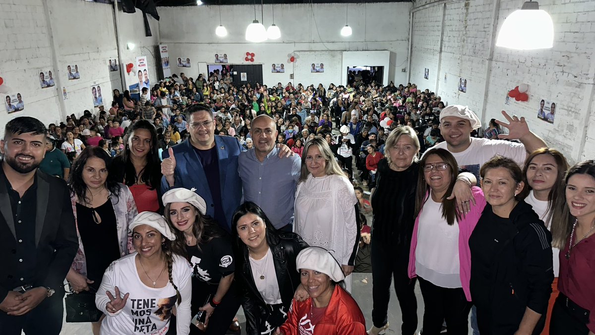 ArielGarciaUCR's tweet photo. 📍 Desde #Concepción, junto a #CacanoMolinuevo, #MaríaElenaRivas, #MirtaMamani y todos los vecinos que desbordaron el Centro Vecinal Belgrano, vamos a construir la nueva mayoría que #Tucumán necesita para recuperar la esperanza y el progreso de la gente.

#RobertoSanchezGobernador
#JuntosSomosMejores