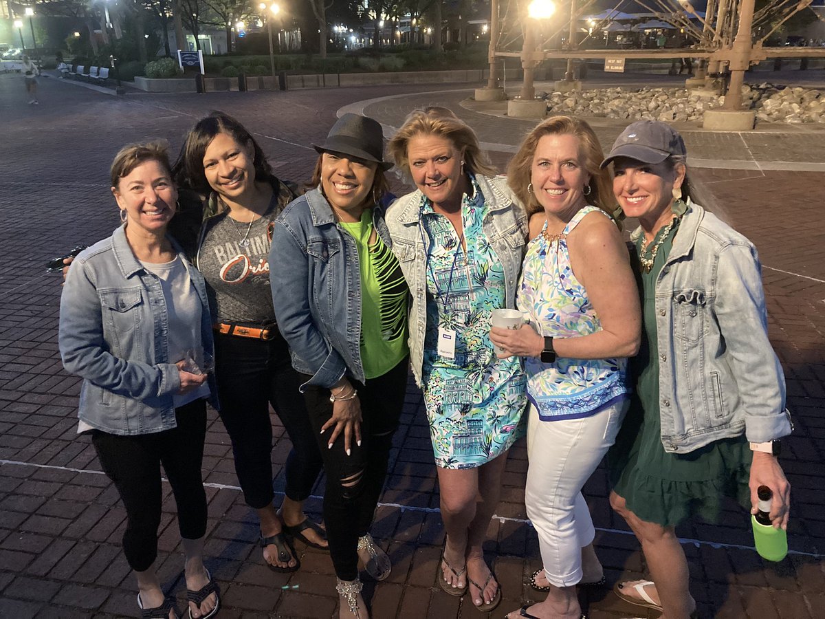 GriffinJL88's tweet image. Great night at Pier 6 listening to Chicago. #baltimorefun