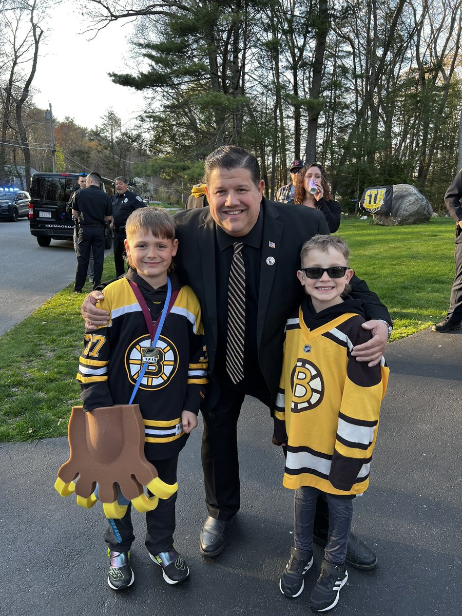 AndrewKrenning's tweet photo. Such a great lead into the game tonight. Thank you to @NHLBruins @ChelmsfordPD and all #firstresponders. https://t.co/OTBIQv19cn
