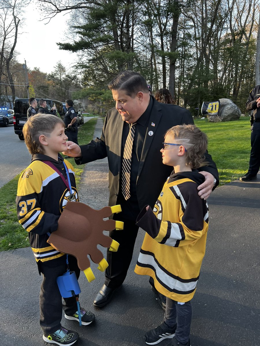 Such a great lead into the game tonight. Thank you to <a href="/NHLBruins/">Boston Bruins</a> <a href="/ChelmsfordPD/">Chelmsford Police</a> and all #firstresponders.