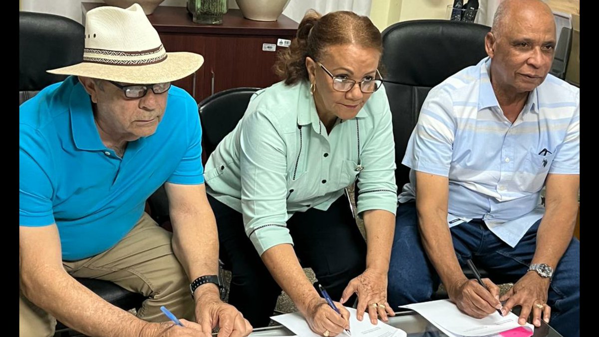 regional06lv's tweet photo. Regionales de Agricultura de La Vega y Santiago, firman  acuerdo con la Dirección Regional de Educación 06, La Vega, para implementar hurtos escolares. https://t.co/6Bmn9JhykB