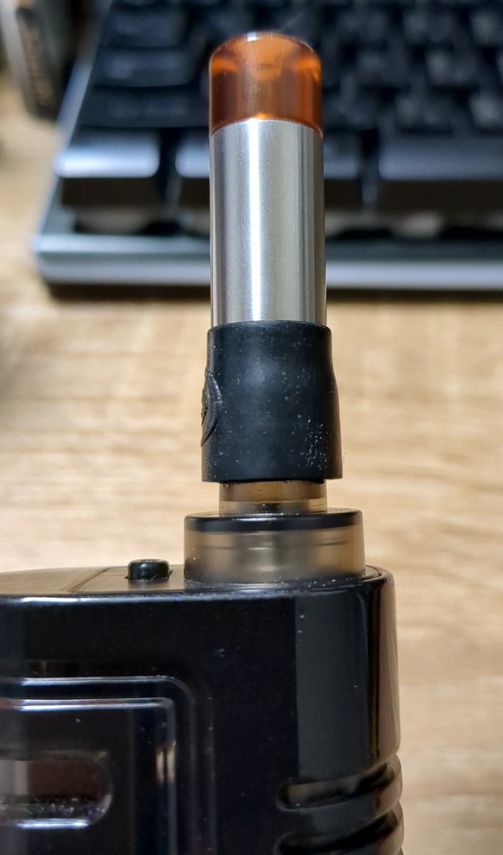 ae111ae's tweet photo. やっぱりドリチは必要。
昔買ったヴェポライザーに付いてたフィルター着けるゴムドリチで無理やり510変換!
やっぱこっちの方が吸いやすいわ。
だっせぇけどw
#knight40 https://t.co/AfXhM5lrjH