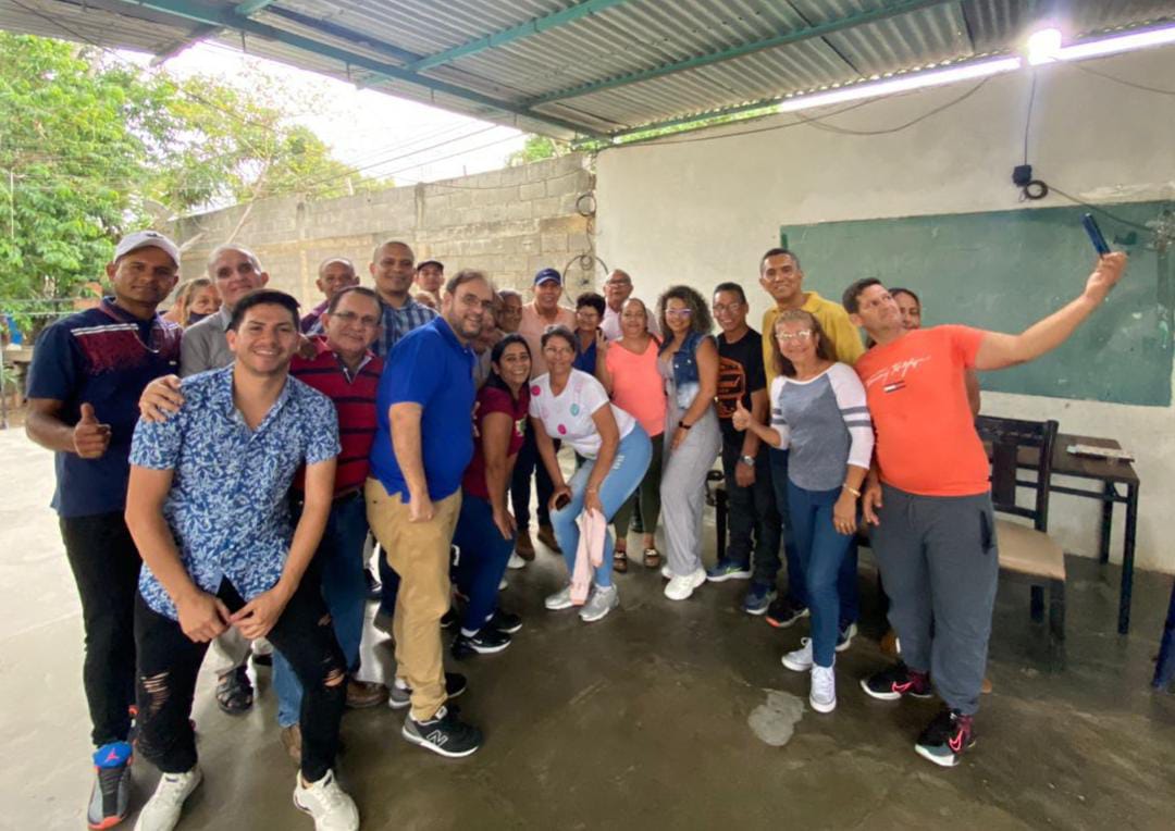 HFVZLALARA's tweet photo. Hoy grato encuentro con nuestros dirigentes de los ejes de las parroquias Cuji-Tamaca de Barquisimeto, en compañía de nuestro presidente @HenriFalconLara seguimos construyendo FUTURO, impulsando el rescate de nuestra democracia y el nacimiento de una nueva Venezuela.
#SomosFuturo https://t.co/mafcgaf93x