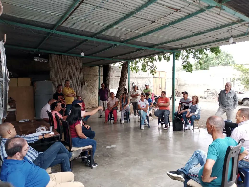 HFVZLALARA's tweet photo. Hoy grato encuentro con nuestros dirigentes de los ejes de las parroquias Cuji-Tamaca de Barquisimeto, en compañía de nuestro presidente @HenriFalconLara seguimos construyendo FUTURO, impulsando el rescate de nuestra democracia y el nacimiento de una nueva Venezuela.
#SomosFuturo https://t.co/mafcgaf93x