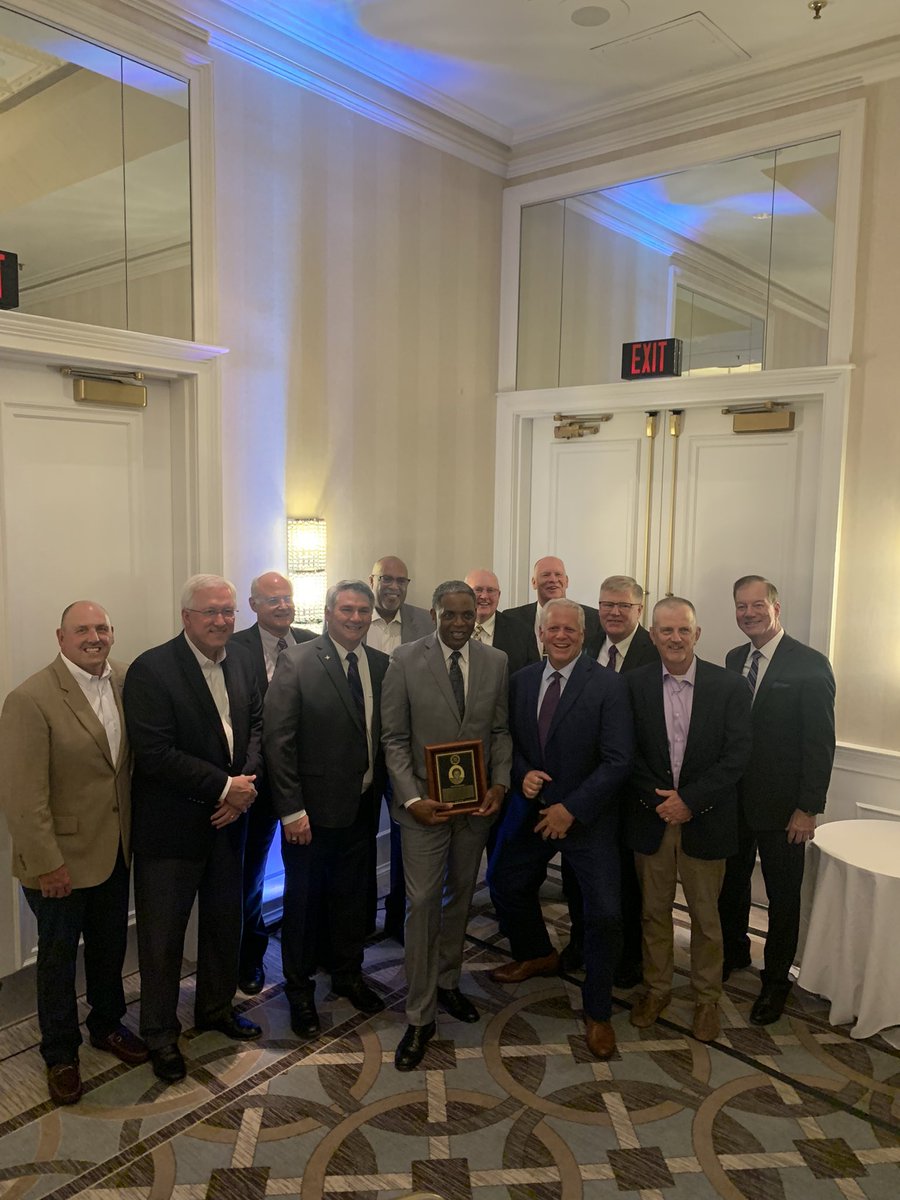 PaladinFootball's tweet photo. The definition of CLASS‼️

Congratulations to Stanford Jennings on being inducted into the @SCFootballHOF 🏈 https://t.co/qEQfwhGenI