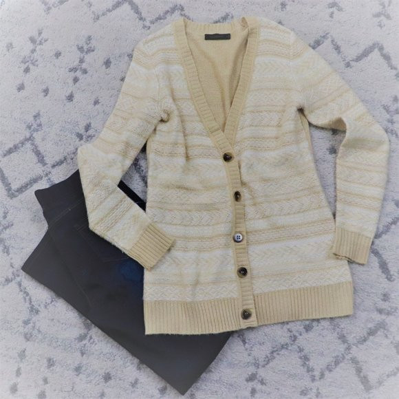 This white and tan print button down cardigan is a great choice for any casual occasion! It's soft, lightweight, and versatile. #PoshmarkFinds #ButtonDownCardigan #VNeckCardigan