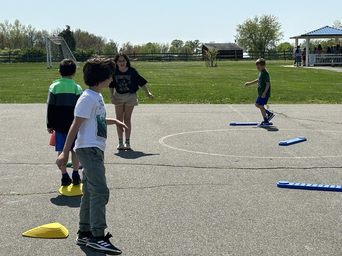 TheTrueMrL's tweet photo. 4D ended Spirit Week with an exploration of the sensory walk at BT for #AutismAcceptance. Thank you @Ms_S_BT @Mr_Carlani @MrsBauer_BT and everyone else for giving them the experience! #beartavernpride 
@SM_TeachBT @LaRoccaBT3 https://t.co/vgZ4l056SS