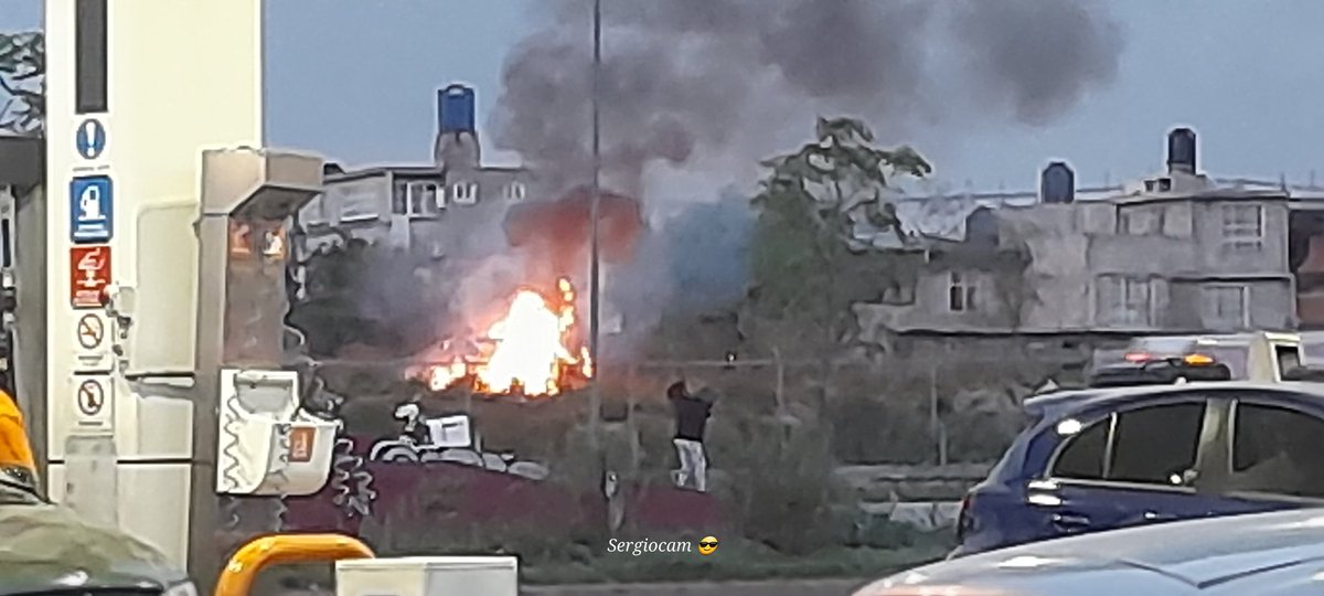 lalo8876's tweet photo. Incendio en pastizal sobre rio de los remedios, del lado de Ecatepec https://t.co/n8P3JWBwlI