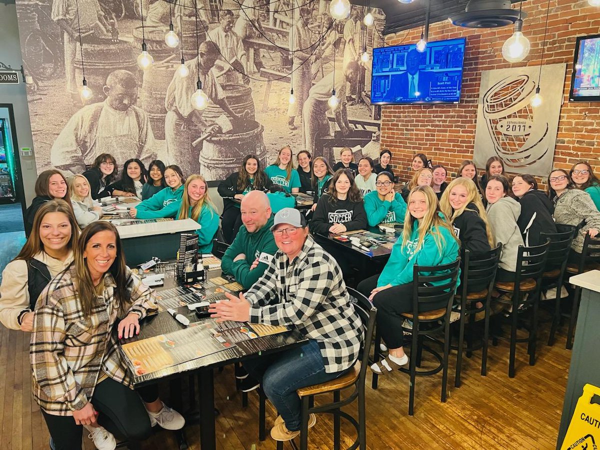 cbusgirlssoccer's tweet photo. Dinner with the gals!(&amp;Bryan!) https://t.co/dwd4tn0eHA