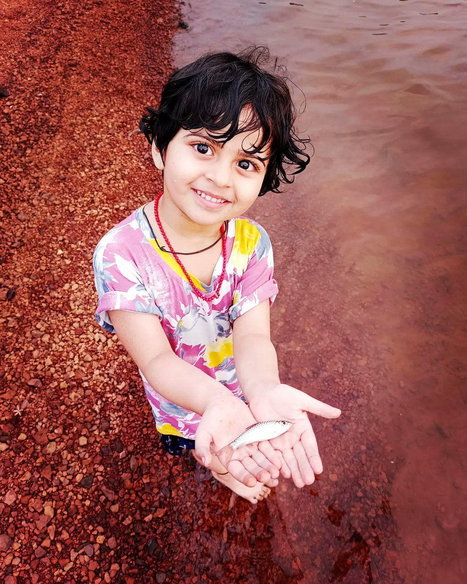 मुंबईकर पुतणी गावाकडच्या सुट्टीचा पुरेपूर आनंद लुटताना...
#बालपण 
#अनन्या
#अनु
❤️❤️❤️