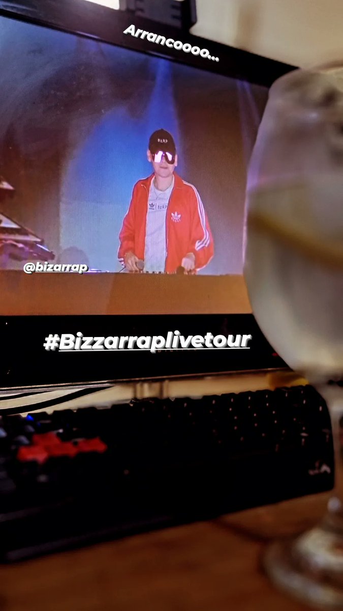 Mendo_86's tweet photo. Un rico trago y viendo el recital de #bizzalivetour #directvgo #Viernes https://t.co/K8w6Pbj0HG