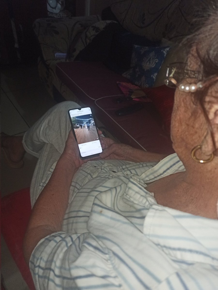 azul_https_love's tweet photo. Mi abuela viendo el casamiento de Ña Rufina en vivo, es todo lo que está bien. Nunca pierdan las esperanzas https://t.co/Ta8XwaArIC