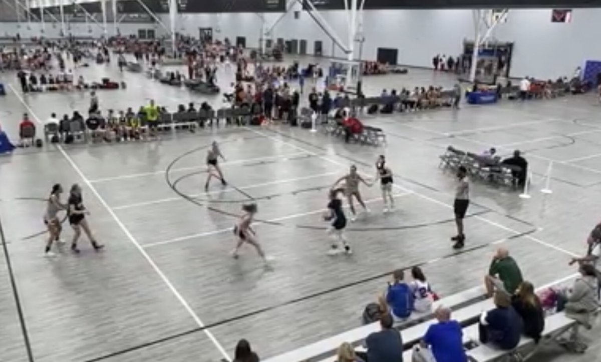 ABMetro21's tweet image. Tough loss to start the tourney, but back stronger tomorrow. Compete, build relationships, then back to the gym to supporting their girls.  Let’s go MI Mystics NE2K Mattos! @MattosElysia @mimysticsmedia @MImystics @TCH_GBB @CoachJOcampo #TheClash #HamiltonOH