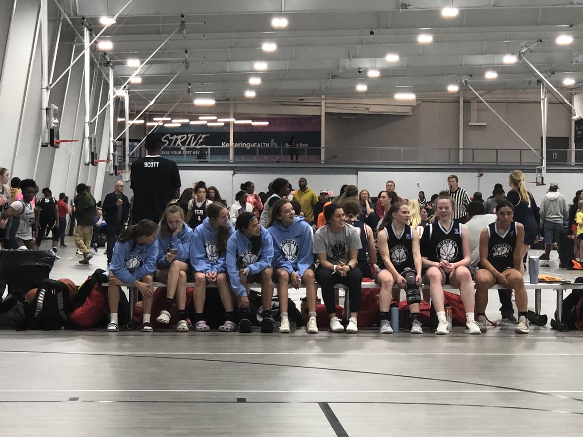 ABMetro21's tweet image. Tough loss to start the tourney, but back stronger tomorrow. Compete, build relationships, then back to the gym to supporting their girls.  Let’s go MI Mystics NE2K Mattos! @MattosElysia @mimysticsmedia @MImystics @TCH_GBB @CoachJOcampo #TheClash #HamiltonOH