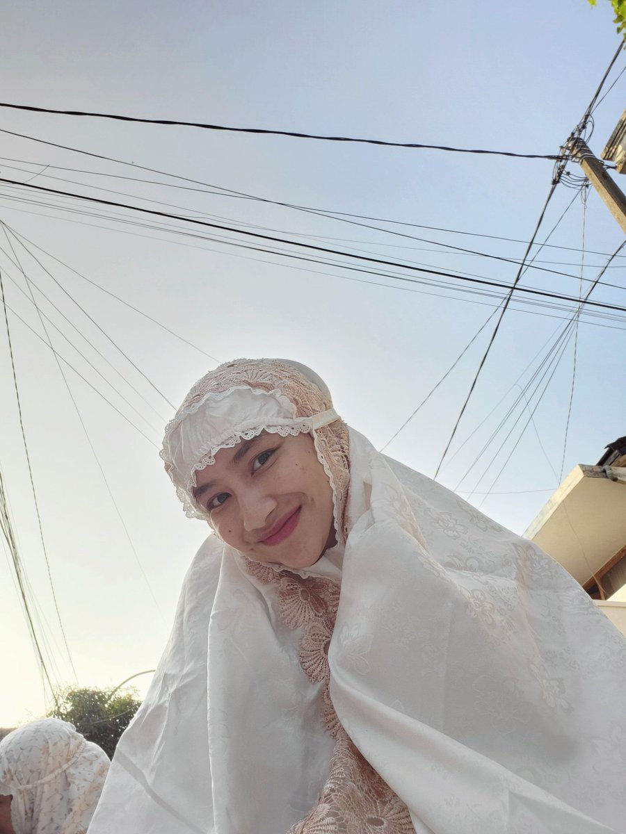 thisfrieska's tweet photo. Happy Eid Mubarak, my dear online friends <333 https://t.co/vU253MwzM0